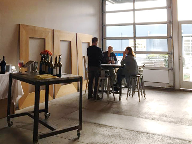 The best Seattle urban wineries for wine tasting in Seattle.quando me mudei para cá, não havia vinícolas urbanas de Seattle nem salas de prova. Eu nem sempre tive tempo de conduzir 30 minutos para as vinícolas de Woodinville ou 4 horas para as outras adegas incríveis do Pacífico Noroeste, então eu fiquei querendo quando o clima ficou para alguma degustação de vinhos.felizmente, agora há mais de 20 vinícolas urbanas de Seattle oferecendo provas de vinho aqui na cidade. Estive em quase todos eles e dei por mim a voltar a um punhado vezes sem conta. Vou delinear onde estão todas as degustações de vinhos de Seattle e listar as melhores vinícolas urbanas de Seattle do grupo.