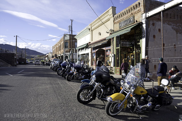  Jerome, AZ est une ville minière historique (certains disent ville fantôme!) près de Sedona. Il y a beaucoup de salles de dégustation de vin à Jerome, en Arizona, ainsi que de jolies boutiques d'artistes locaux de l'Arizona. C'est un arrêt incontournable si vous cherchez des vignobles de Cottonwood ou des vignobles près de Sedona!