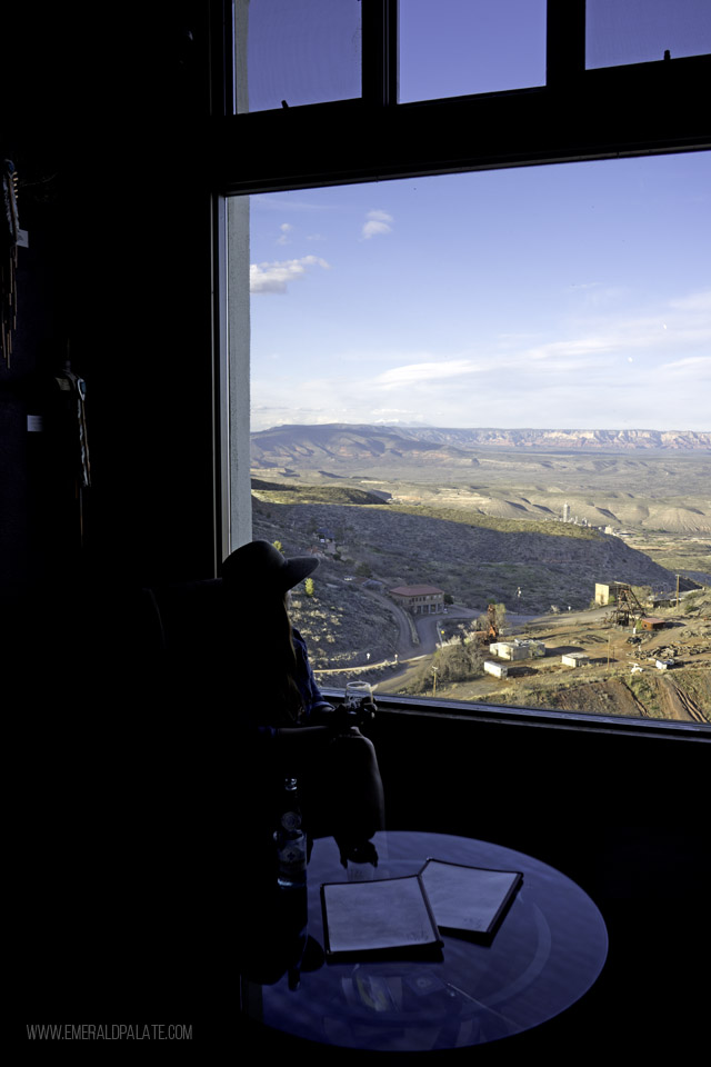 Cellar 433 bietet Weinproben in Jerome, AZ, einer historischen Bergbaustadt mit Blick auf ein Tal. Wenn Sie nach Cottonwood-Weingütern oder Orten für Weinproben in der Nähe von Sedona suchen, DAS, Stellen Sie sicher, dass dieser Ort auf Ihrer Liste steht. Sie bieten einzigartige Arizona Weine und schöne Arizona Ansichten!