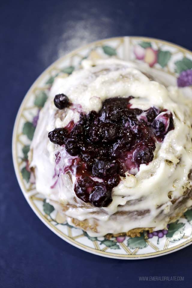 Áfonyás fahéjas tekercs a Blueberry Hillből