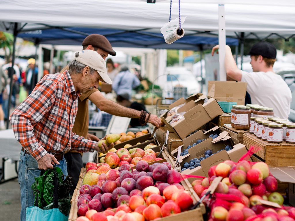 people shopping at one of the best Seattle farmers markets