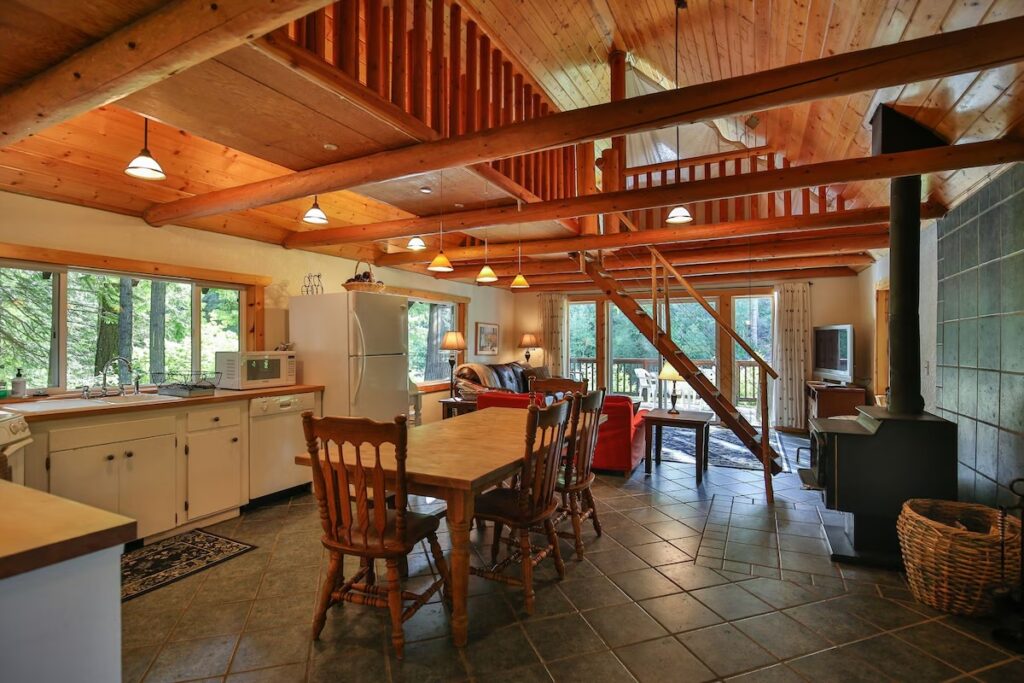 Inside of the Osprey Nest Cabin, one of the best cabins in Leavenworth