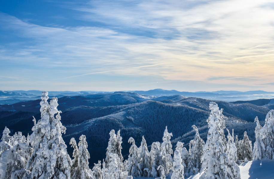 mountain views from the top of a ski run at one of the best ski resorts in Washington state