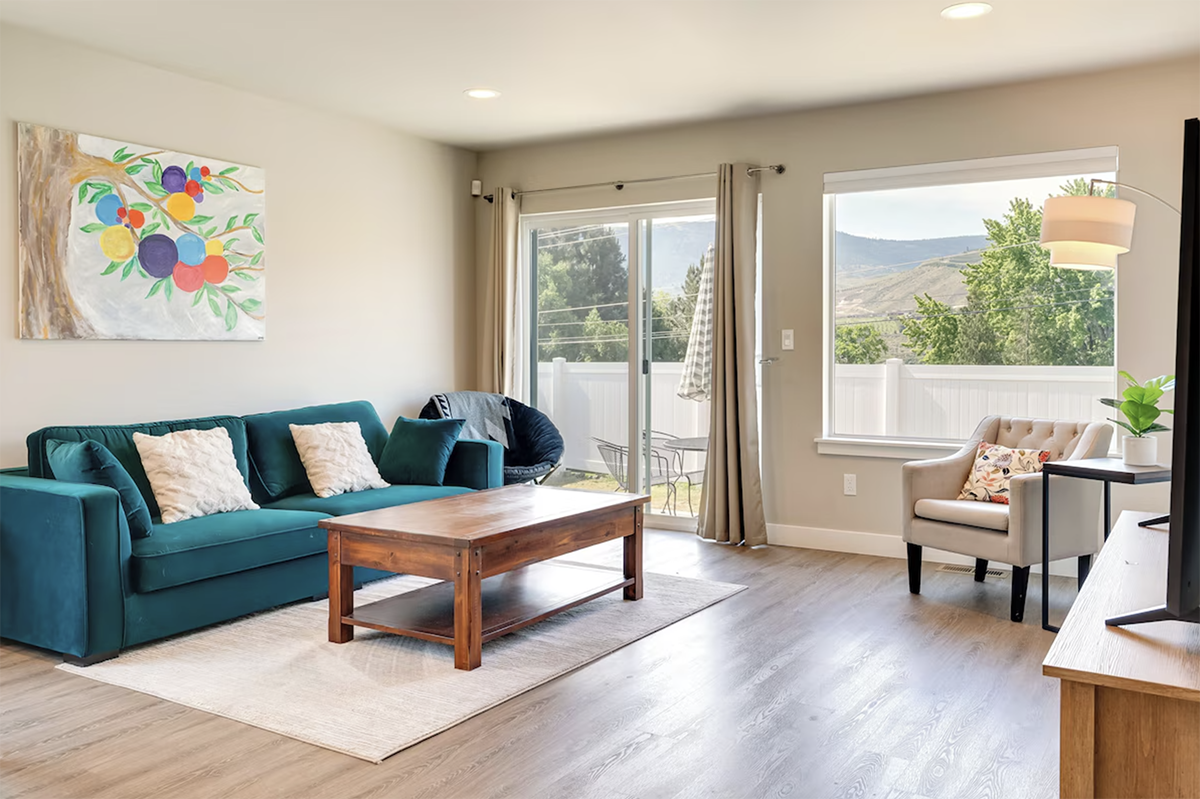 living room of a cottage you can rent near the Washington ski resorts